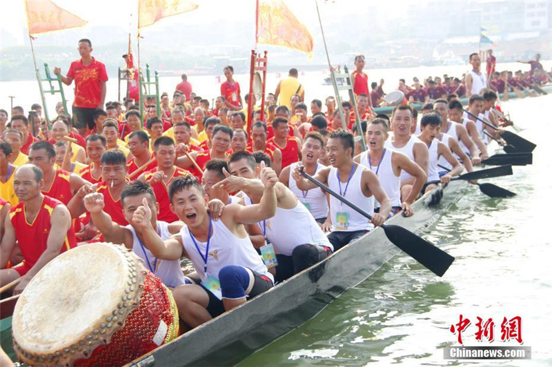 Traditionelles Drachenbootrennen in Guangxi
