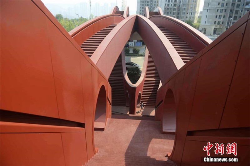 Vom anderen Ufer: Fu?g?ngerbrücke in Changsha ist richtig sexy