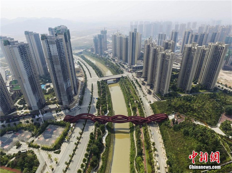 Vom anderen Ufer: Fu?g?ngerbrücke in Changsha ist richtig sexy