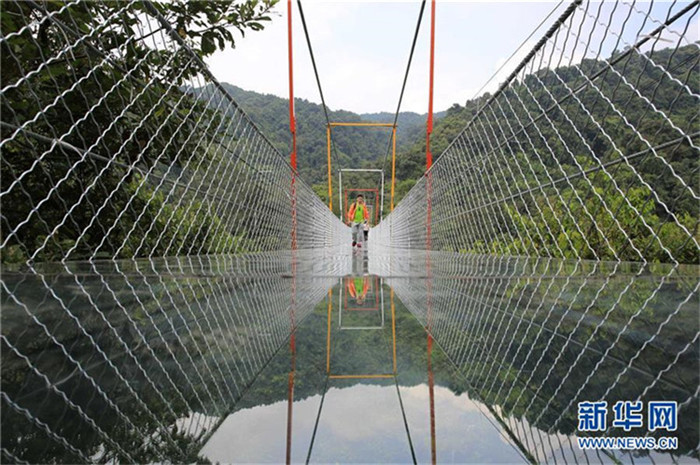 Kein Glas zu viel – H?ngebrücke in Guangxi