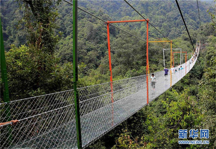 Kein Glas zu viel – H?ngebrücke in Guangxi