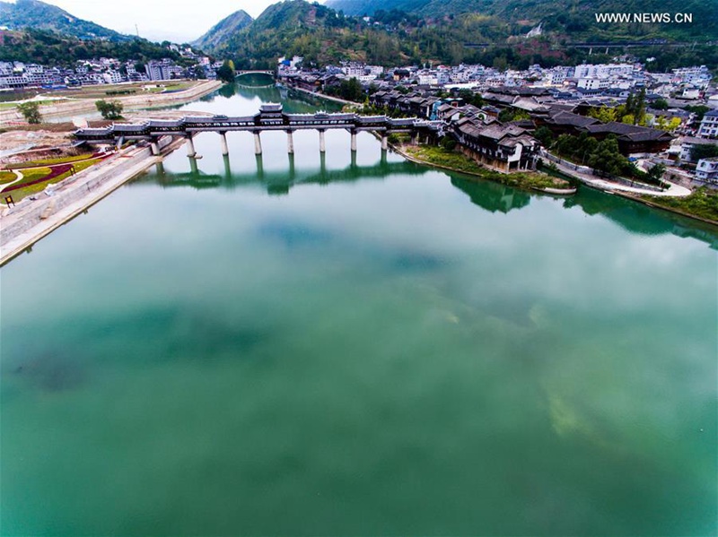 Touristen besuchen überdachte Brücke im südwestchinesischen Chongqing