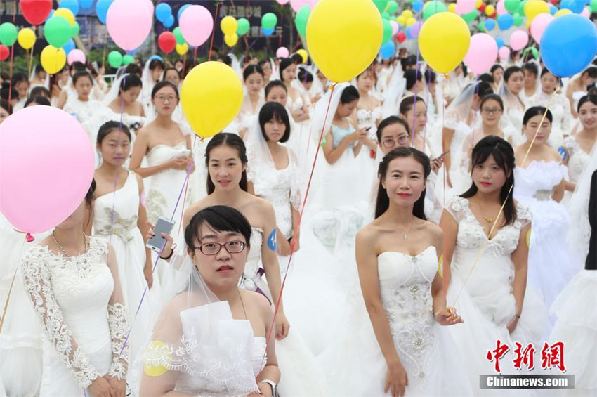 Neuer Guinness-Rekord: 908 Br?ute lassen Ballons steigen