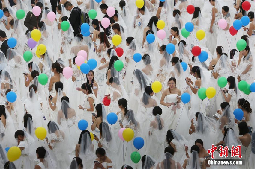 Neuer Guinness-Rekord: 908 Br?ute lassen Ballons steigen
