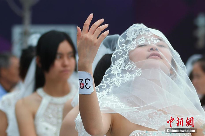 Neuer Guinness-Rekord: 908 Br?ute lassen Ballons steigen