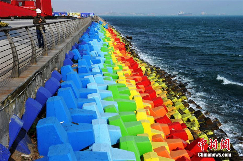 Farbenfrohe Wellenbrecher in Qingdao