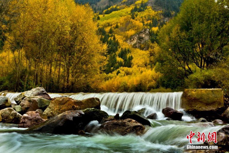 Die Herbstfarben des Qilian-Gebirges