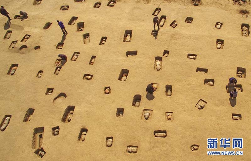 Ausgrabung von über 100 Krugs?rgen in Hebei