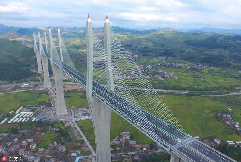 Brücke mit gr??ter Pylonenspannweite der Welt in Hunan fertiggestellt