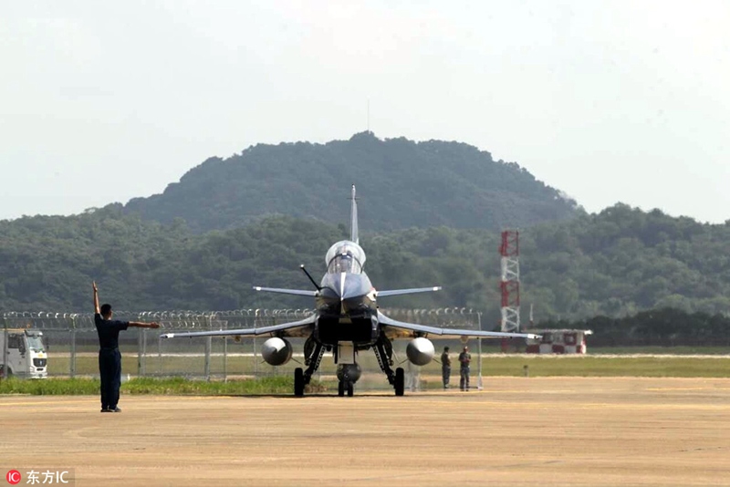 Kunstflugstaffel ?Erster August“ in Zhuhai eingetroffen