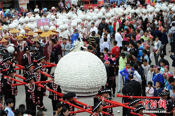 Riesiger Silberhut auf dem Lusheng-Volksfest der Miao in Guizhou