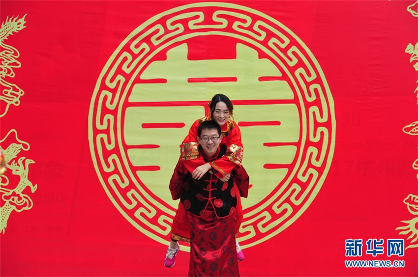 Romantische Hochzeit von 100 Paaren am Westsee