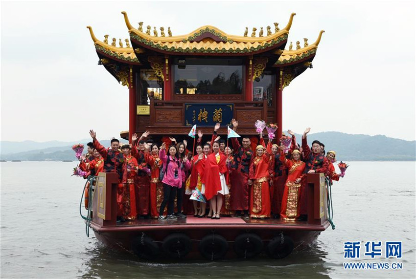 Romantische Hochzeit von 100 Paaren am Westsee