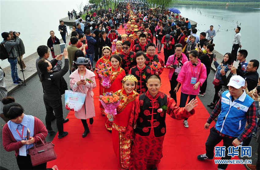 Romantische Hochzeit von 100 Paaren am Westsee
