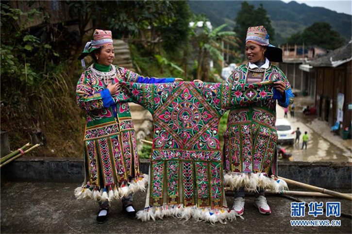 Hundertv?gelkleid: Festtagstracht des Miao-Volks