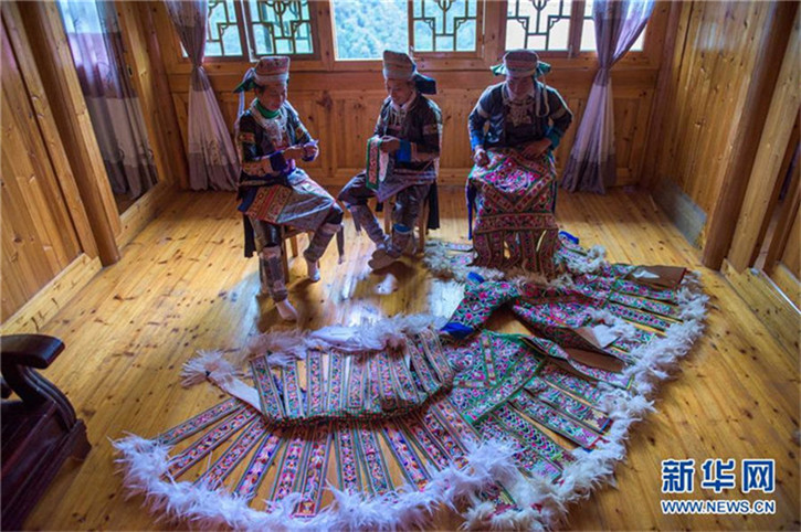 Hundertv?gelkleid: Festtagstracht des Miao-Volks