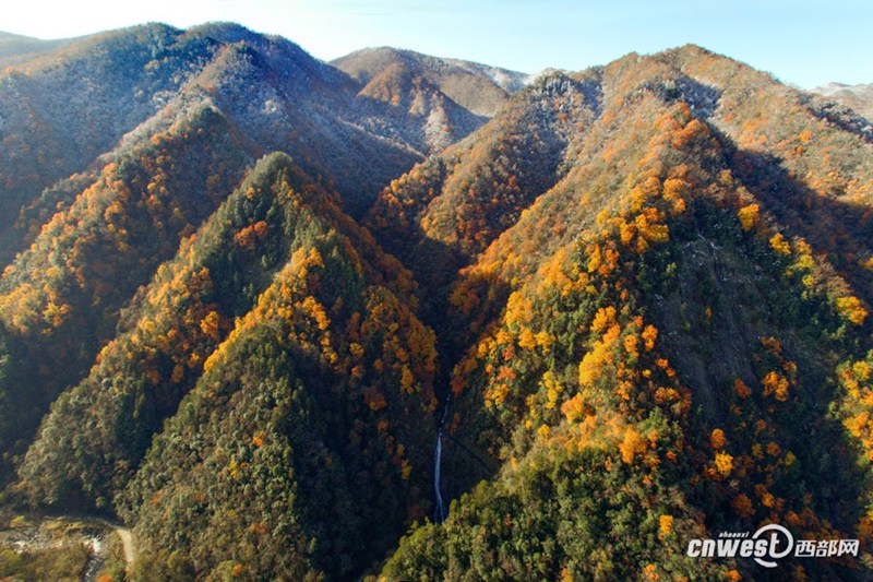 Farbiger Herbst in der Feidu-Schlucht