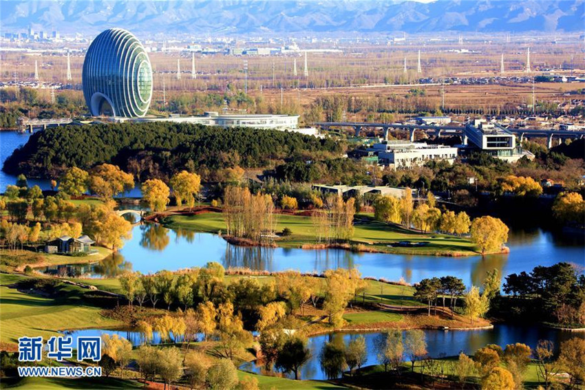 Malerische Herbstlandschaft am Yanqi-See