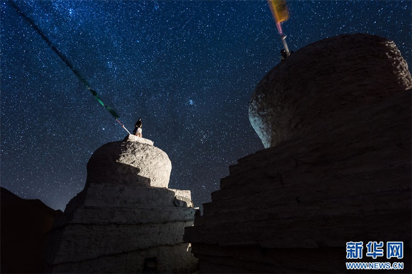 Faszinierende Sternennacht am See Yamzhog Yumco