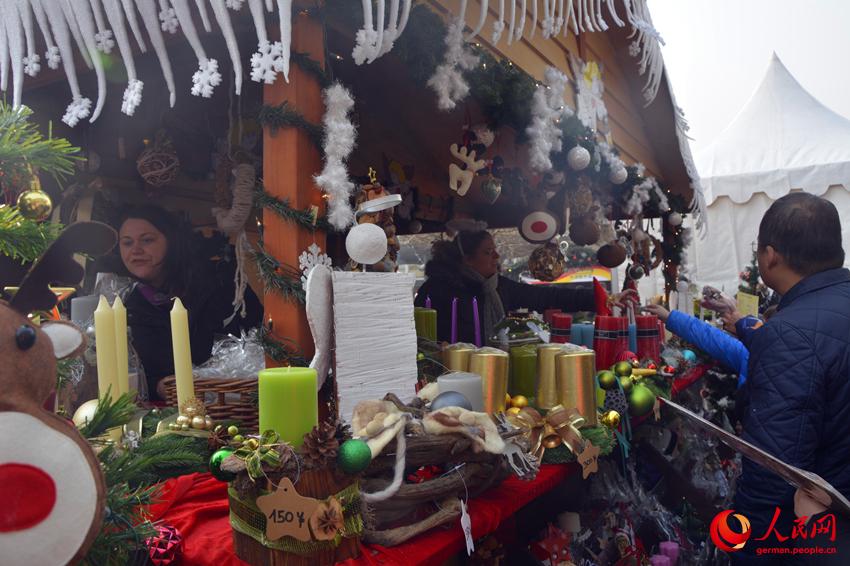 Chinesisches M?dchen als ?Kleine Botschafterin“ zu Gast beim Weihnachtsmarkt in der Deutschen Botschaft in China