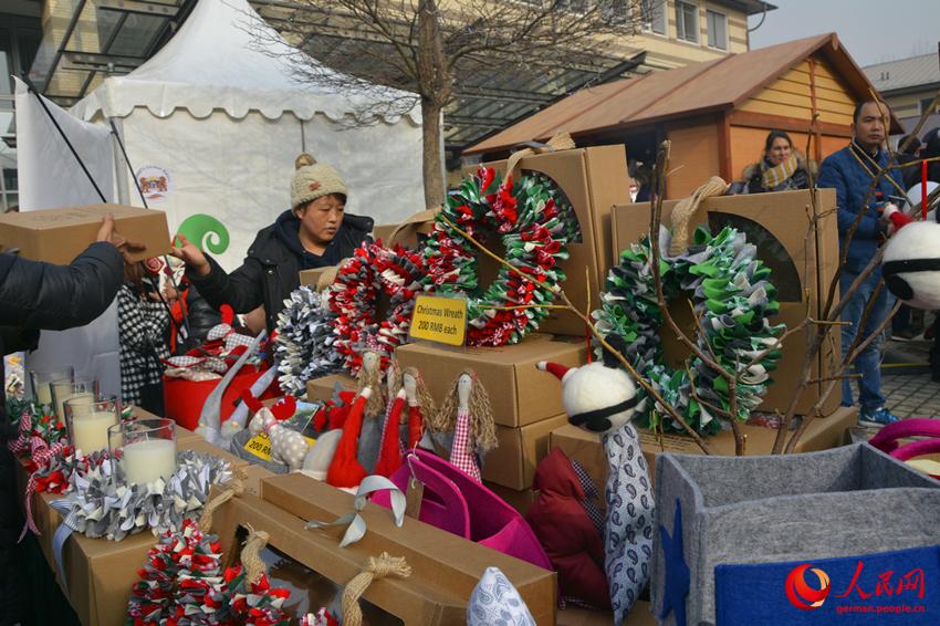 Chinesisches M?dchen als ?Kleine Botschafterin“ zu Gast beim Weihnachtsmarkt in der Deutschen Botschaft in China