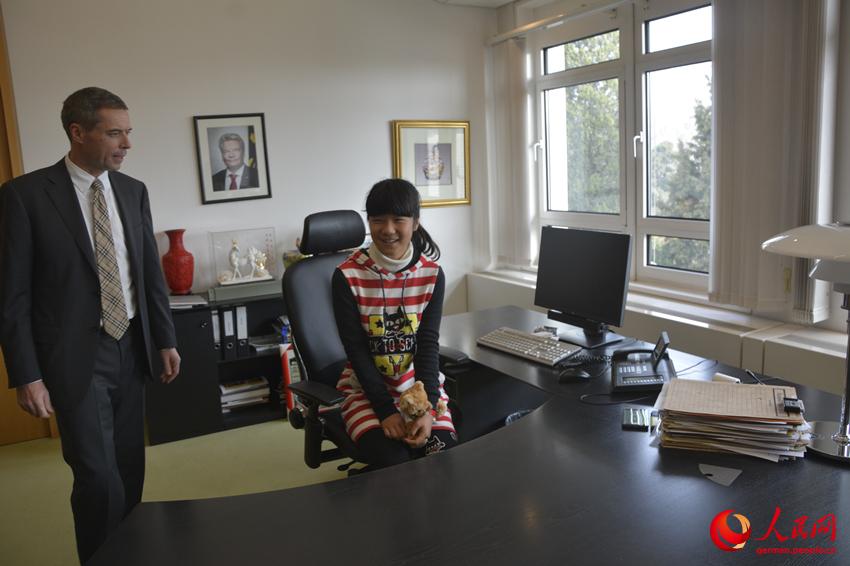 Chinesisches M?dchen als ?Kleine Botschafterin“ zu Gast beim Weihnachtsmarkt in der Deutschen Botschaft in China