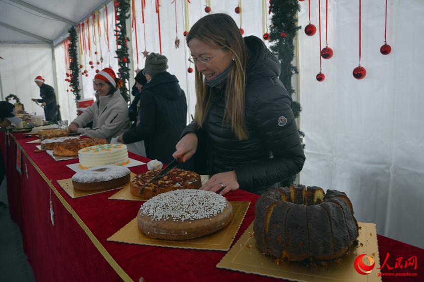 Chinesisches M?dchen als ?Kleine Botschafterin“ zu Gast beim Weihnachtsmarkt in der Deutschen Botschaft in China
