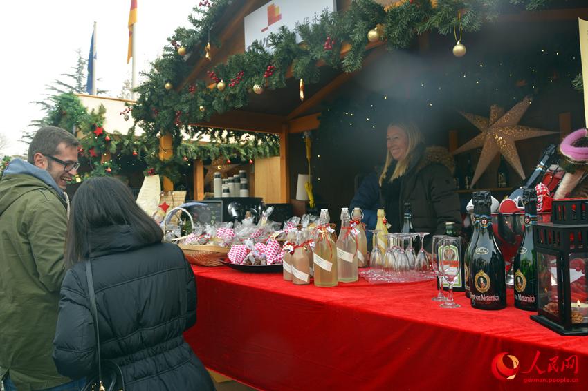 Chinesisches M?dchen als ?Kleine Botschafterin“ zu Gast beim Weihnachtsmarkt in der Deutschen Botschaft in China