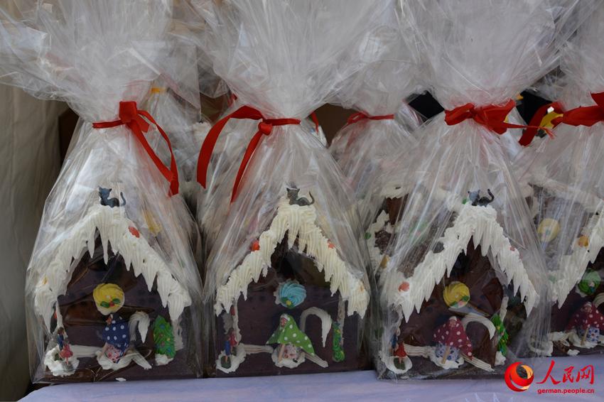 Chinesisches M?dchen als ?Kleine Botschafterin“ zu Gast beim Weihnachtsmarkt in der Deutschen Botschaft in China