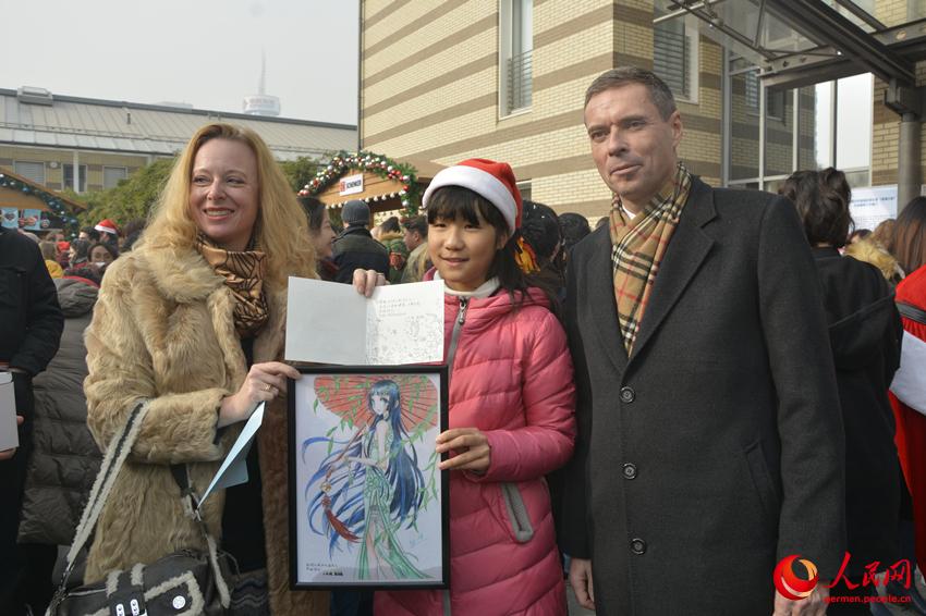 Chinesisches M?dchen als ?Kleine Botschafterin“ zu Gast beim Weihnachtsmarkt in der Deutschen Botschaft in China