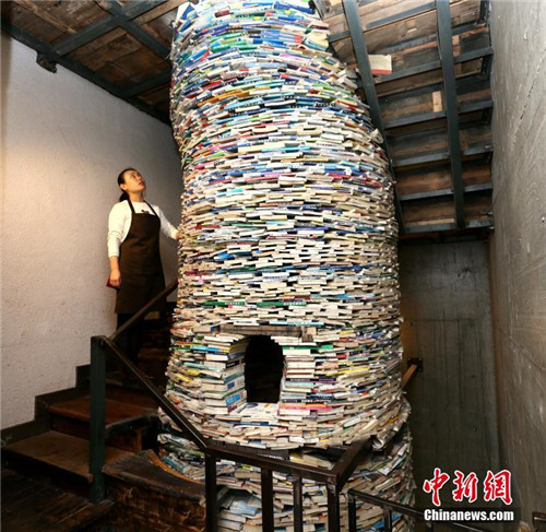 Bücher-Brunnen in einem Café Xi′ans