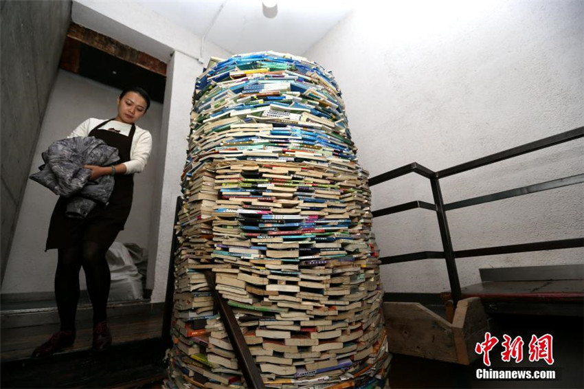Bücher-Brunnen in einem Café Xi′ans