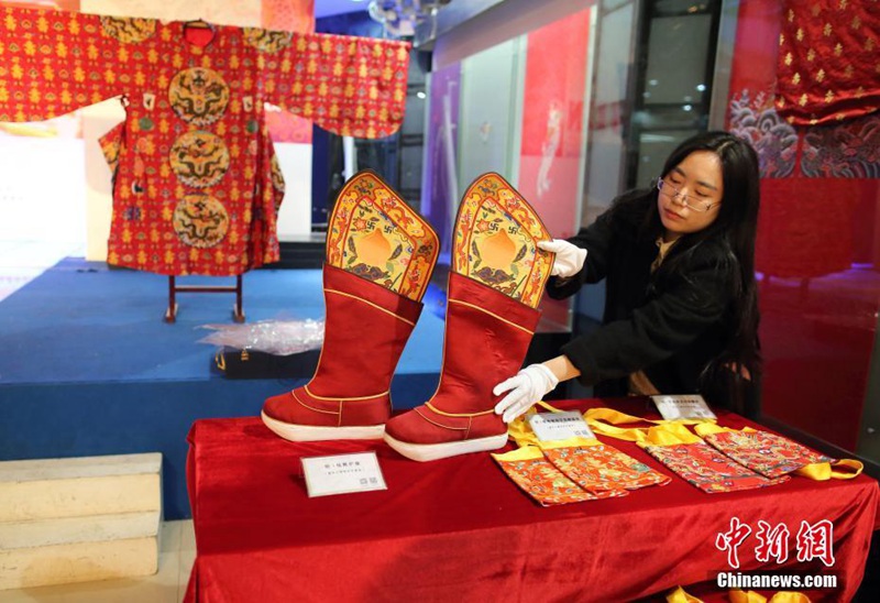 Replikate kaiserlicher Seidenobjekte aus der Dingling-Grabst?tte