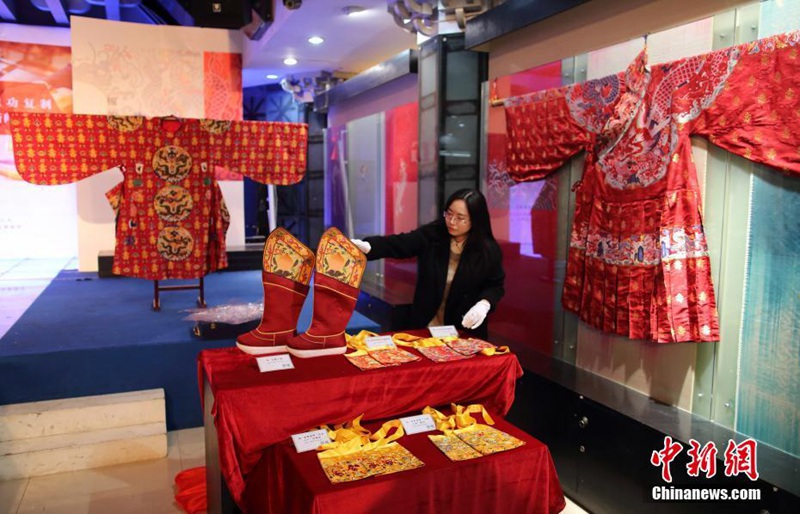 Replikate kaiserlicher Seidenobjekte aus der Dingling-Grabst?tte