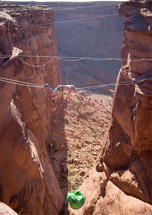 Bodenlose Frechheit: Zelten im Abgrund