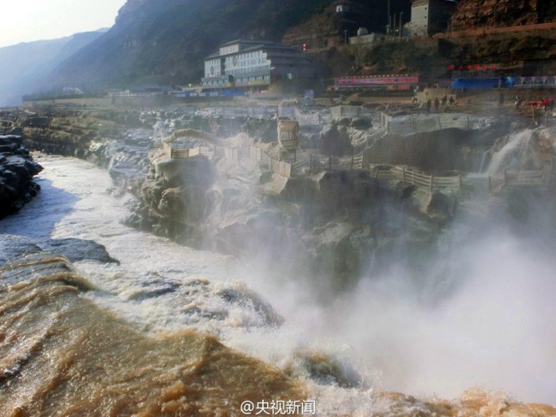 Regenbogen und Frost auf dem Hukou-Wasserfall