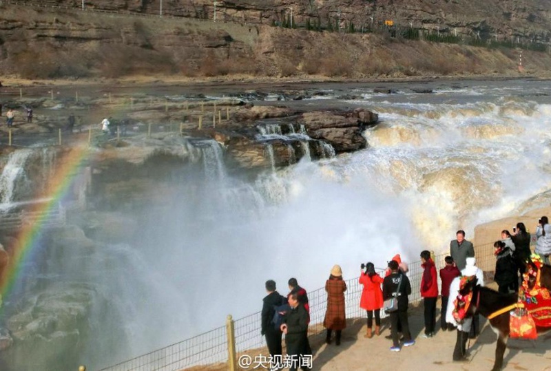Regenbogen und Frost auf dem Hukou-Wasserfall