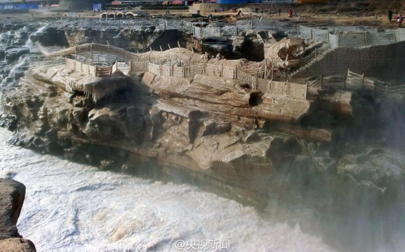 Regenbogen und Frost auf dem Hukou-Wasserfall