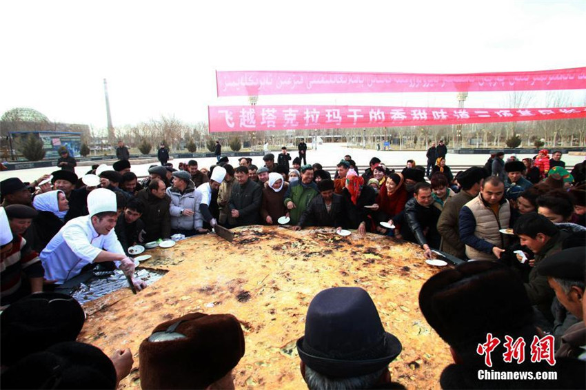 Uighurische ?Riesen-Pizza“ in Xinjiang