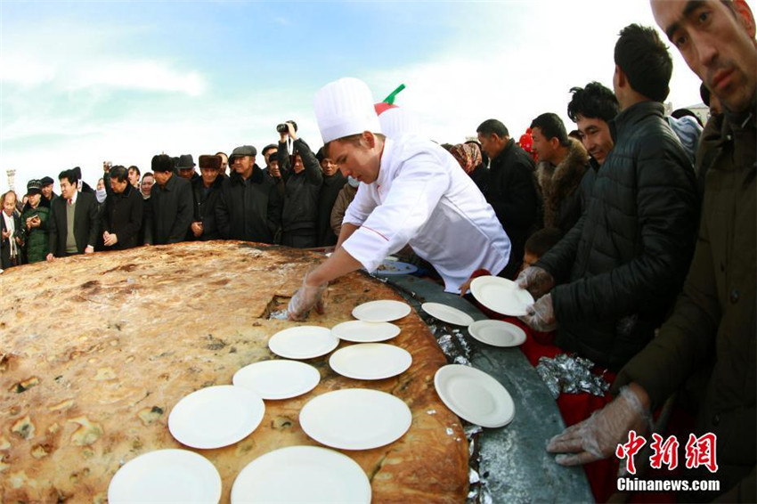 Uighurische ?Riesen-Pizza“ in Xinjiang