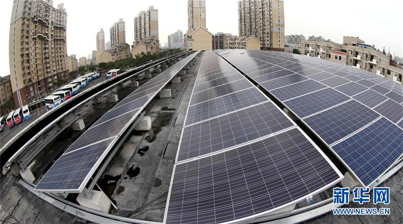 Shanghais Busse tanken Sonne