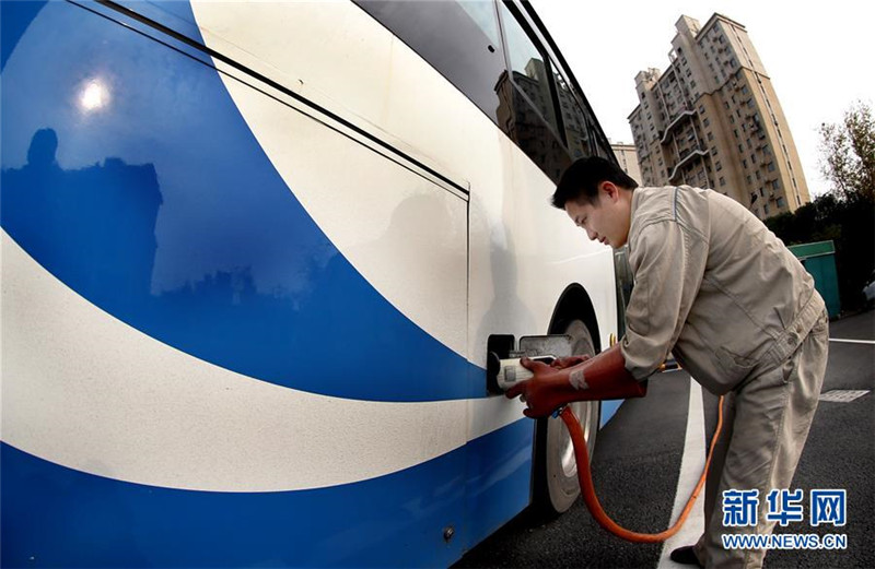 Shanghais Busse tanken Sonne