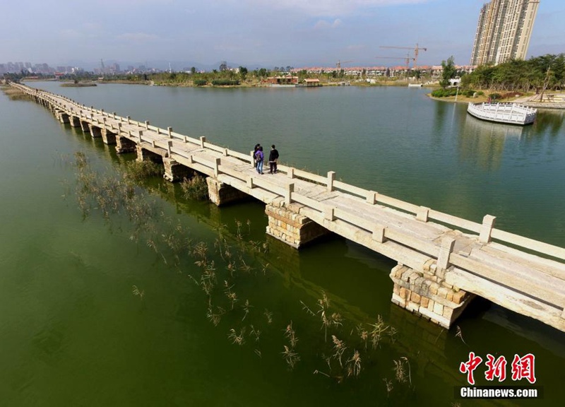 Chinas l?ngste antike Steinbrücke aus der Vogelperspektive