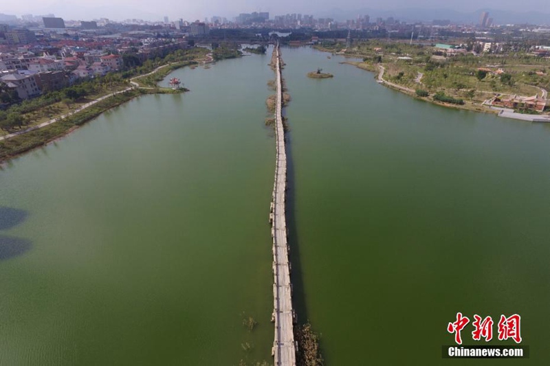 Chinas l?ngste antike Steinbrücke aus der Vogelperspektive