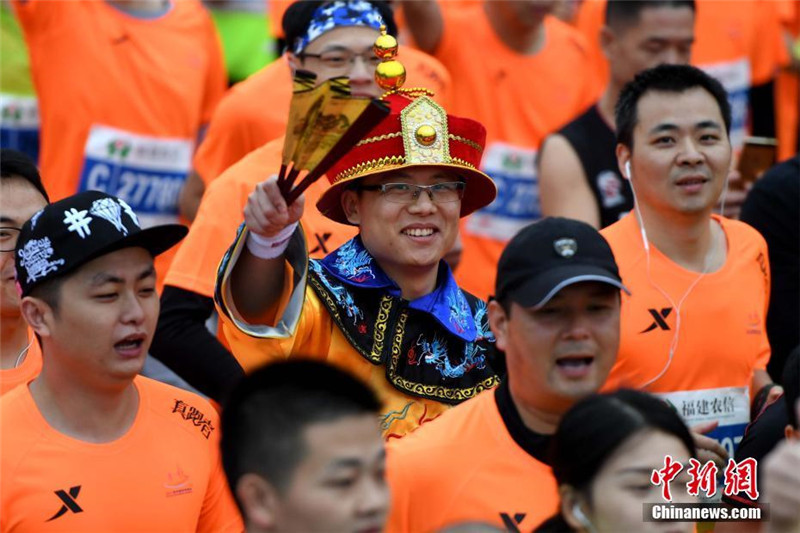 Cosplay-Teilnehmer des Marathonlaufs in Fuzhou