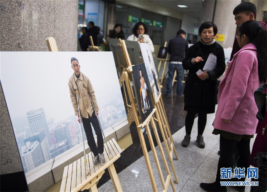 Fotoausstellung über Wanderarbeiter mit Behinderungen