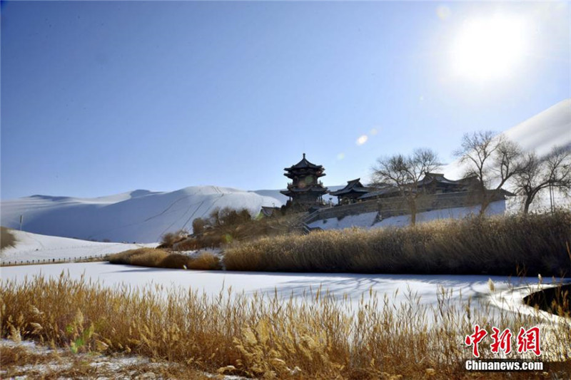 Die bezaubernde Schneelandschaft der Mingsha-Sanddüne