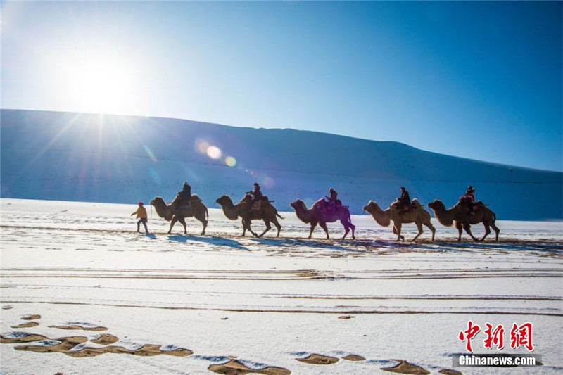 Die bezaubernde Schneelandschaft der Mingsha-Sanddüne