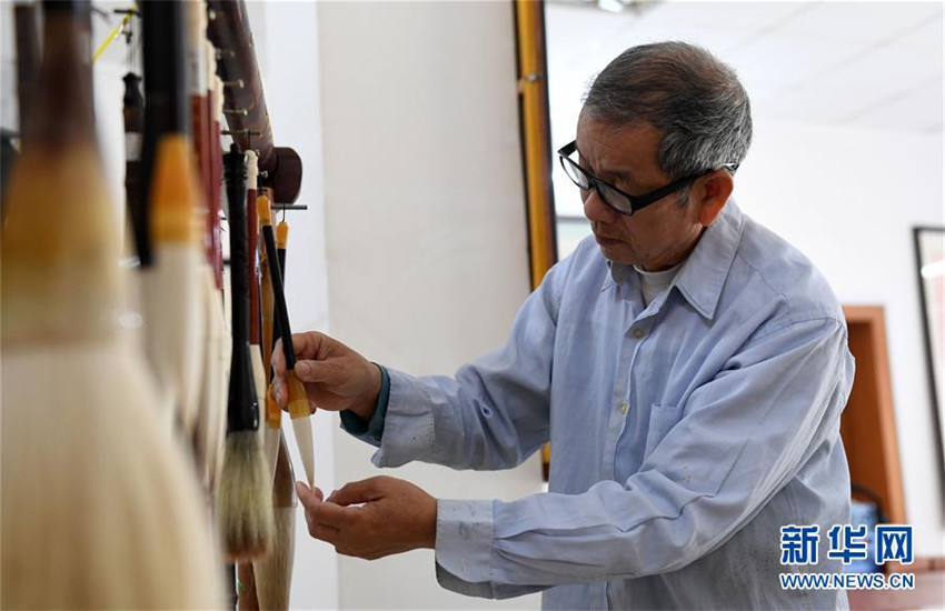 Alte Handwerksmeister tradieren die Schreibpinselfertigung