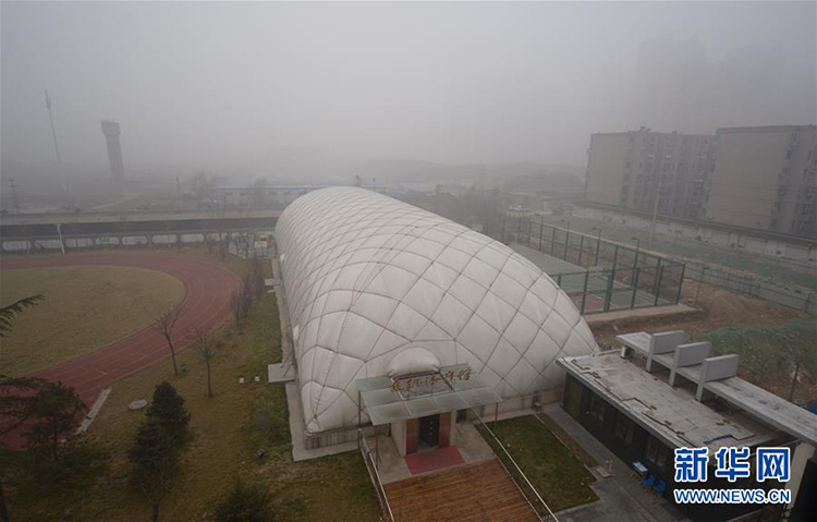 Not macht erfinderisch: Aufblasbare Sporthalle